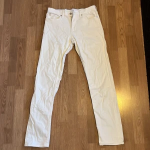 Vita jeans från Calvin Klein - Snygga vita jeans från Calvin Klein  med diskret CK-detalj på fickan. Passar dig som är runt 180 lång.  Tveka inte på att skriva ifall du undrar nåt!✨
