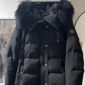 Hollies vinterjacka  - Fin svart vinterjacka med stor päls. Varm och lång. Är 170 cm o den går över min rumpa. Priset är diskuterbart 