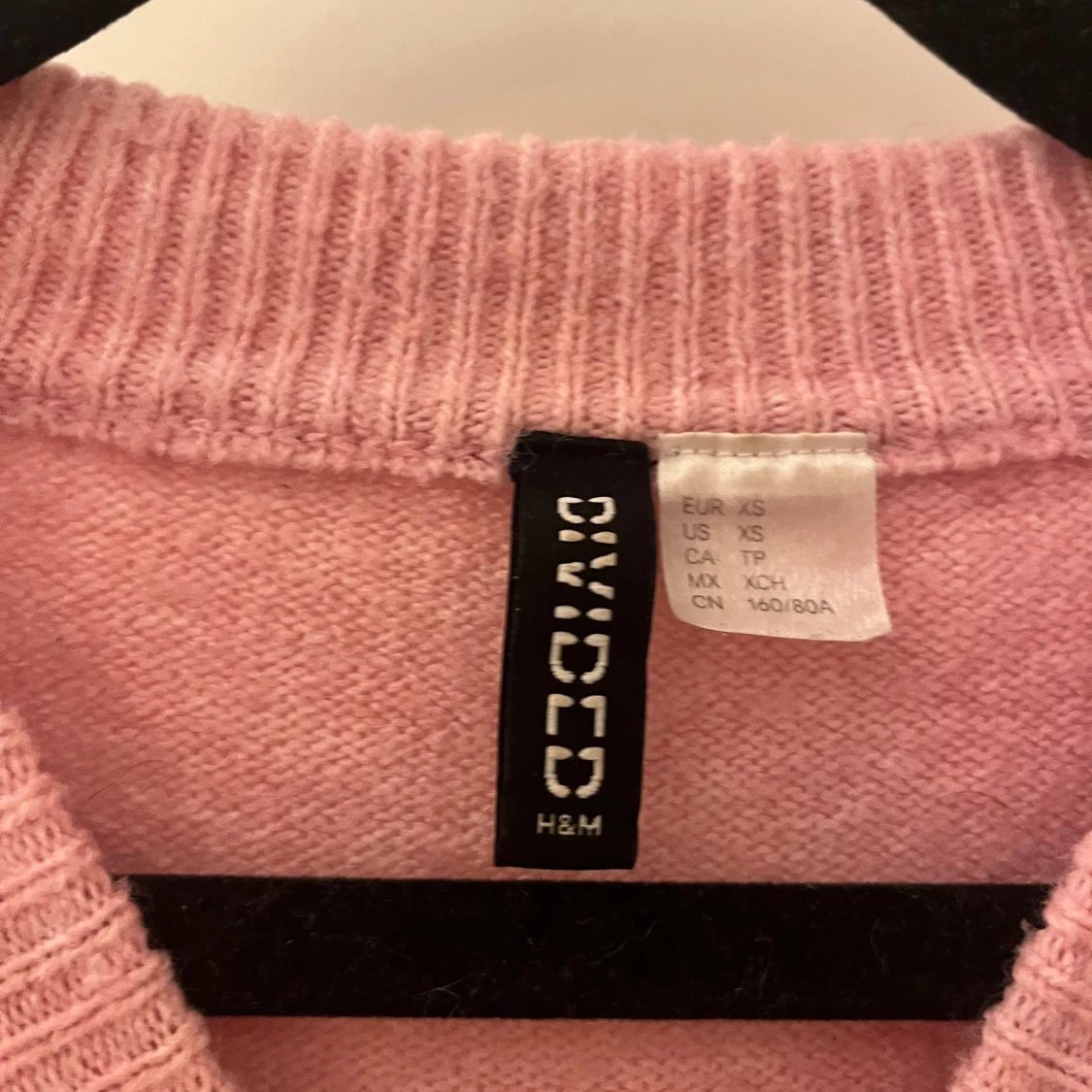 Rosa stickad tröja med text från H&M - 1