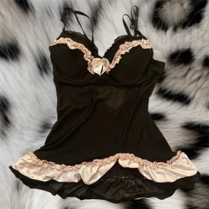 Super fint linne - Super fin ”linne” med rosett och ljus rosa volanger🩷 den är genomskinlig ifrån cupan neråt🩷 tyvärr så har jag råkat klippa bort lappen med märket och storleken💔 men skulle gissa kupan är 75D  den har ingen puch upp