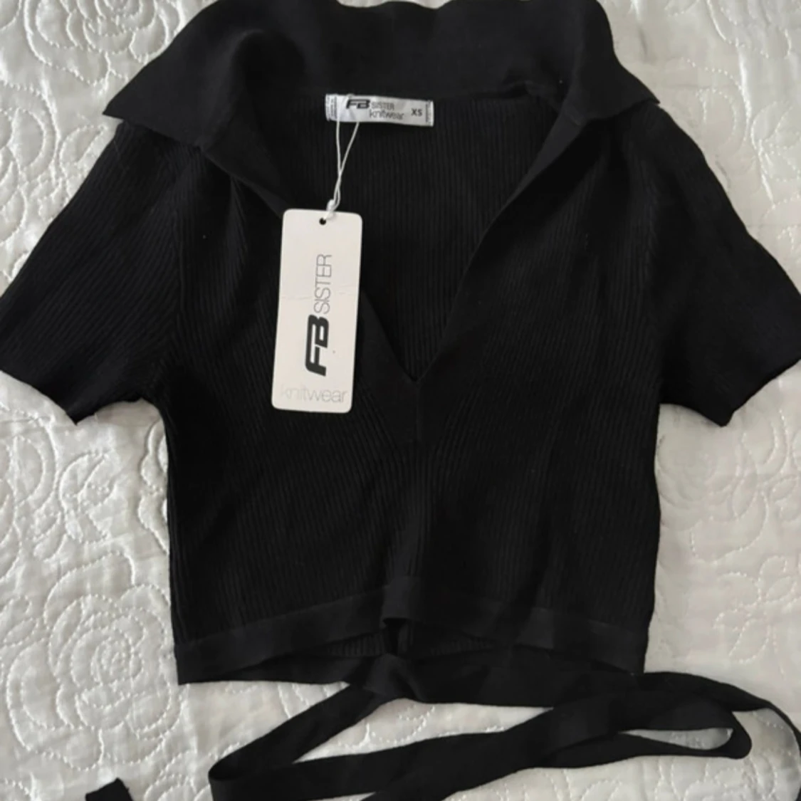 Svart croppad topp från FB Sister