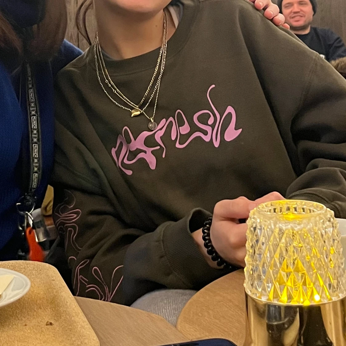 Mörkgrön sweatshirt med rosa tryck