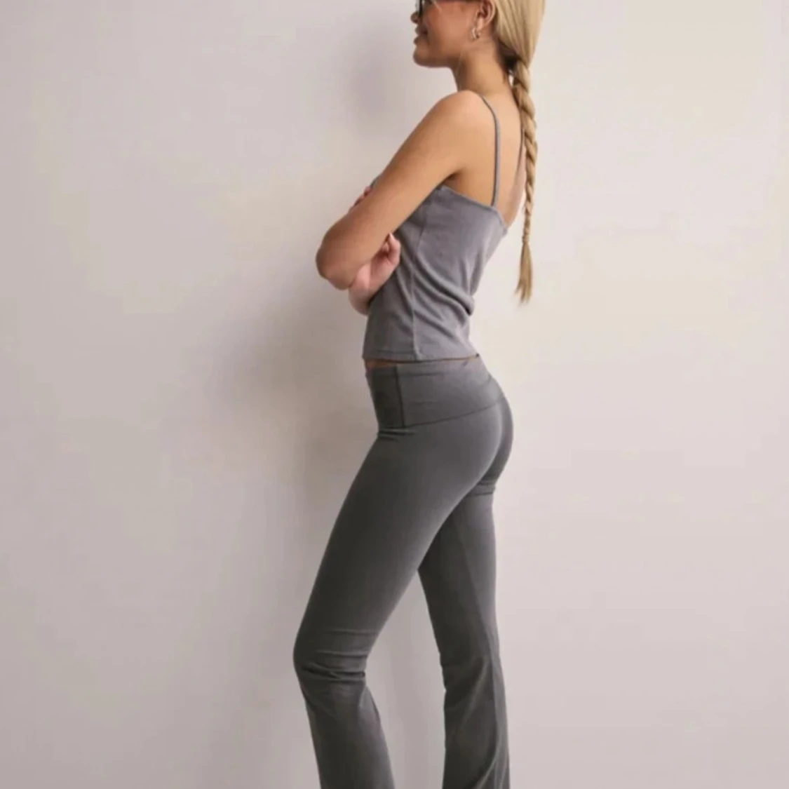 Grå bootcut byxor i stretchigt tyg - 2