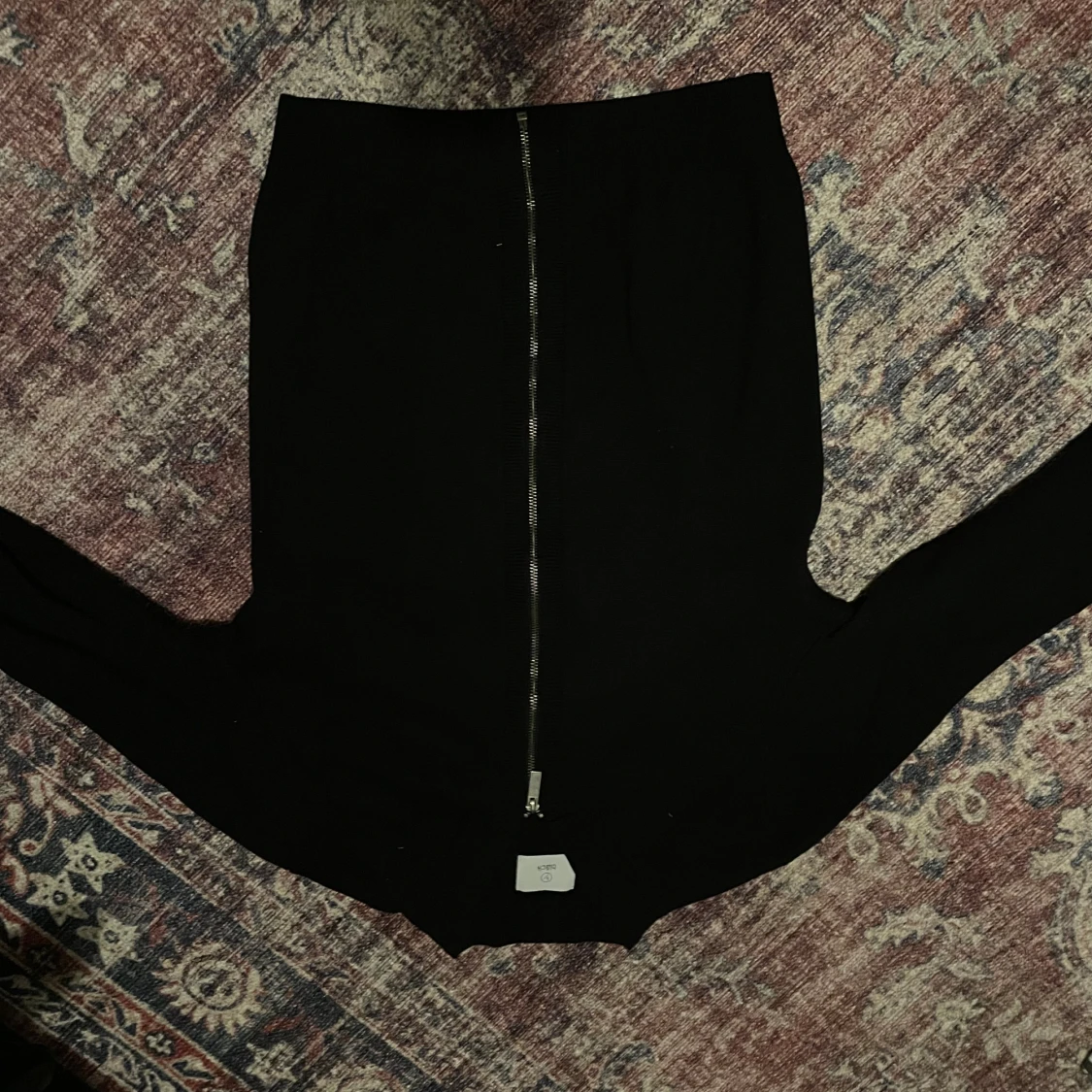 Svart kofta med dragkedja från Bläck