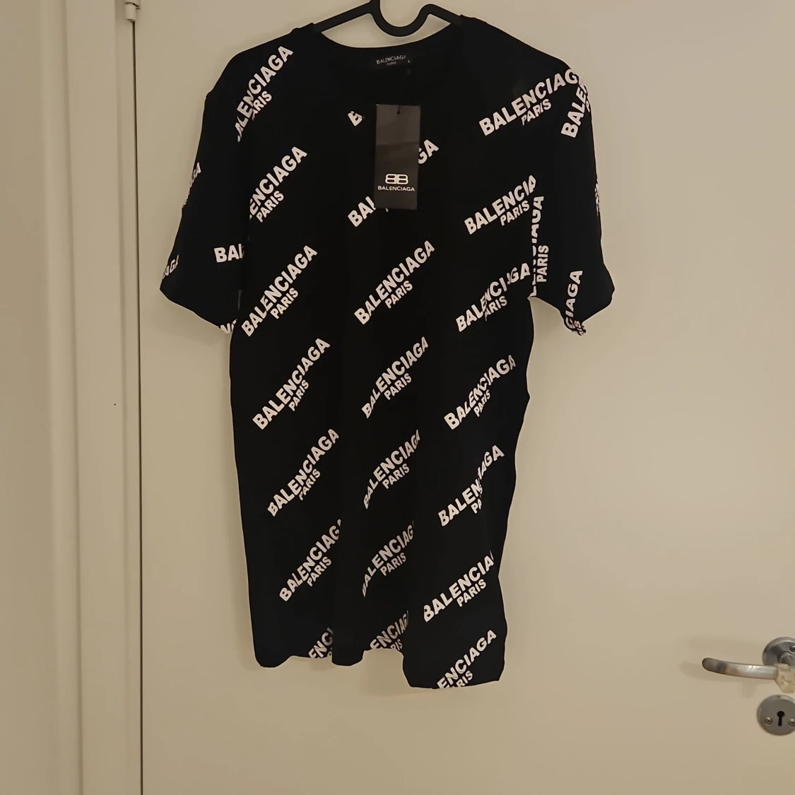 Svart t-shirt med logga