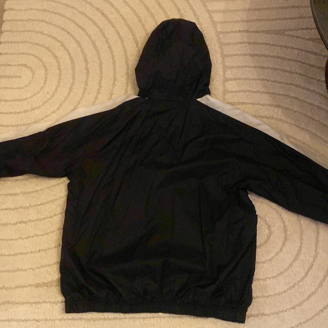 Svart vindjacka från Nike med huva - 1