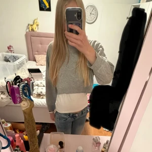 Grå croppad sweatshirt från Zara - Grå croppad sweatshirt från Zara med rund hals och lång ärmad. Tröjan har en loose passform och är tillverkad i mjuk bomullsmix. Enkel att matcha med jeans eller leggings 💕