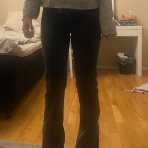 Svarta bootcut jeans från 157 - Svarta jeans från 157 med bootcut-modell och klassisk femficksdesign. Jeansen har normal passform och är tillverkade i ett mjukt bomullsmaterial med lite stretch. Snygga att styla med sneakers eller boots för en chill look.