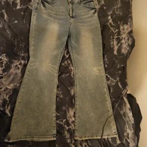 Blåa/Gråa Flare Jeans Med Detaljer  - Jeans med detaljer på fickorna 