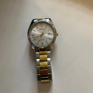 Casio klocka  - En tidslös casio klocka som jag inte använder längre. Den är i bra skick och passar väldigt bra med ljusa outfits. 