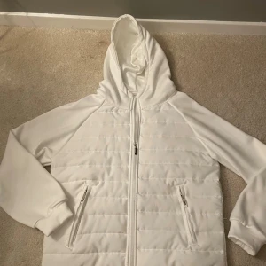 Vit Cardigan - Snygg vit cardigan med quiltad framsida, Perfekt för dig som gillar en clean och stilren look. Storleken är S och riktigt fet nu i tidig höst och sen i vår!