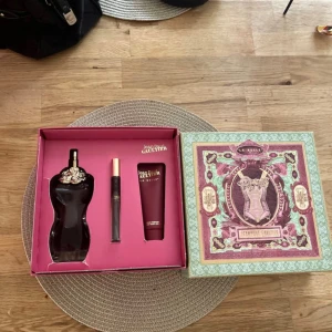 Jean Paul Gaultier La Belle set - Limited edition presentbox med Jean Paul Gaultier La Belle. Innehåller parfym, body lotion och en mindre spray. Perfekt för dig som vill ha en snygg och unik doftupplevelse i samlarvänlig förpackning.