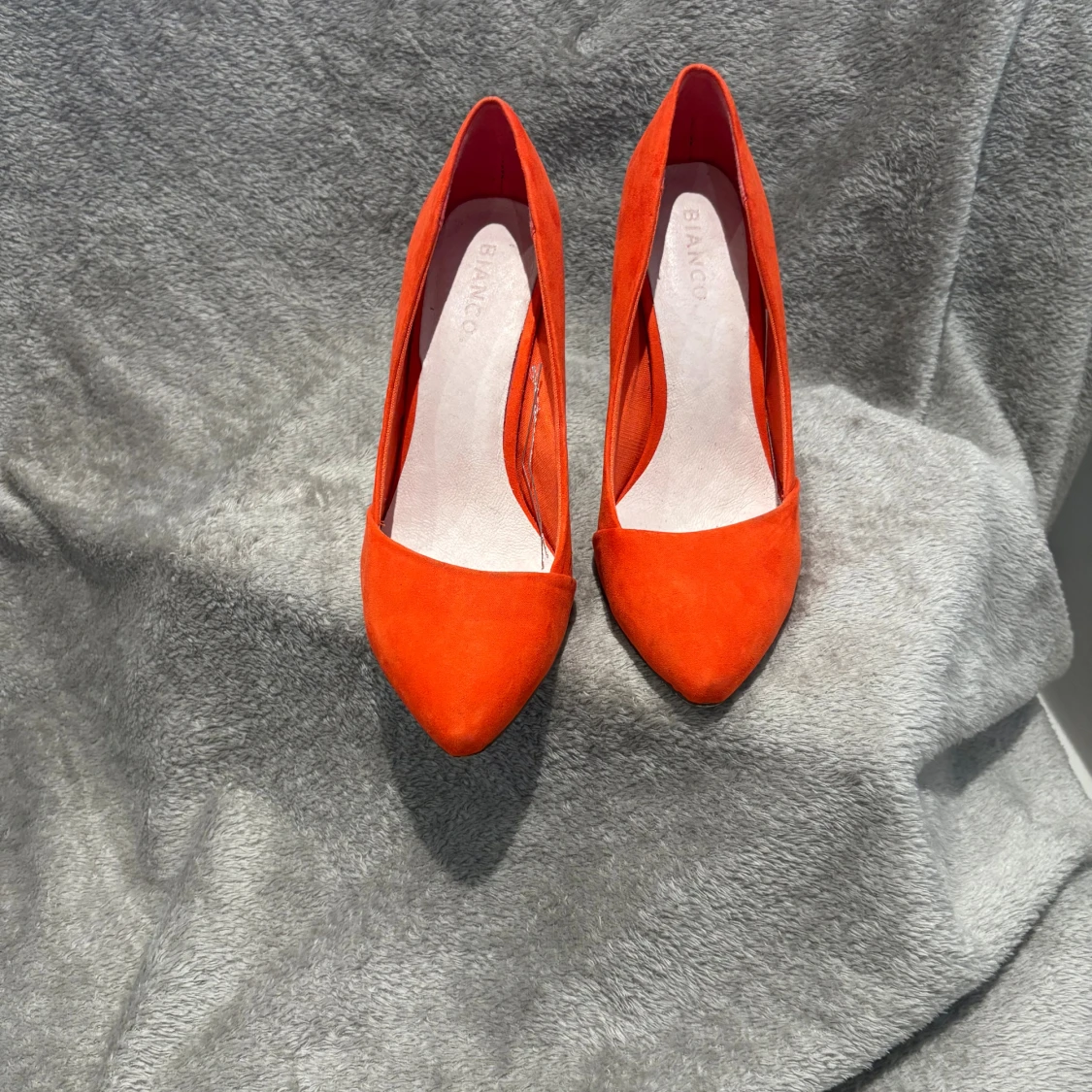 Röda mockapumps från Bianco