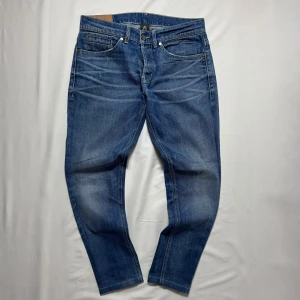 Dondup George - Blå jeans från Dondup med schysst tvätt och unika detaljer.                                                     Modell: George.                                                                      Storlek: 34.                                                                           Skick: 9/10.                                                                         Tveka inte att höra av dig vid minsta fundering!