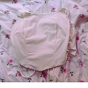 Korsettop - Skitcool och trendig korsettop köpt på myrorna, men aldrig använd då den är kroppad vilket jag ej gillar. Hade fortfarande kvar lappen när jag köpte!