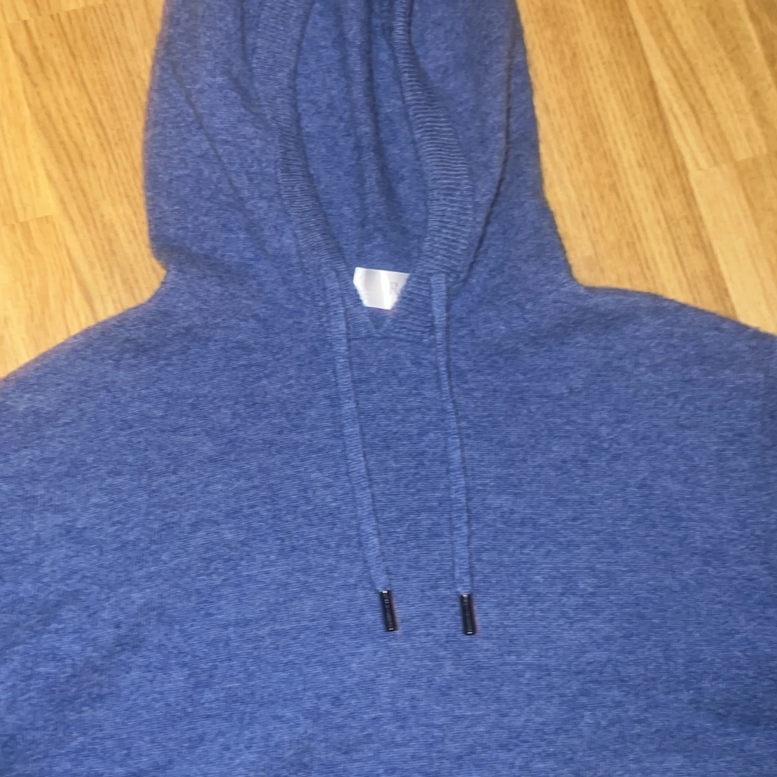 Blå stickad hoodie med huva - 2