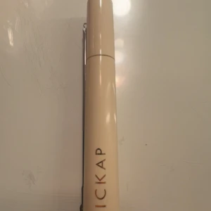 Hickap Pick Me Up Brow Styling Gel - Pick Me Up Brow Styling Gel från Hickap i en stilren beige tub med böjd borste för enkel applicering. Produkten är vegansk och kommer i en snygg roséguldig förpackning. Perfekt för att forma och definiera dina bryn med ett naturligt resultat.                   🤩ordinarie pris 239kr jag säljer för 199kr