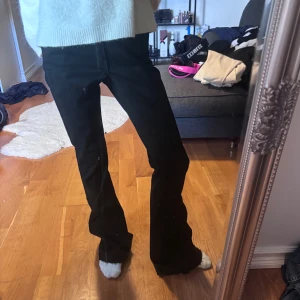Svarta bootcut jeans - Säljer ett par svarta jeans med bootcut-modell och klassisk femficksdesign. Jeansen är från Gianntricot och är Mid Rise men tyvärr lite stora för mig. Jeansen är uppsprätta nertill.