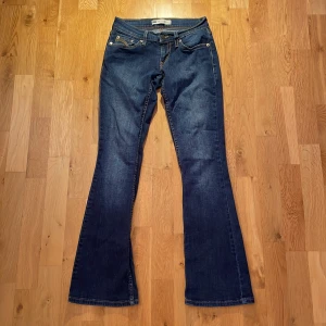 Levis Superlow Waist Bootcut - Mörkblåa jeans från Levis i storlek 24! Superlow waist och bootcut!  Midjemått rakt över är: 31cm och innerbenslängd är: 73cm                    Skriv gärna mer för fler bilder eller frågor på jeansen💕