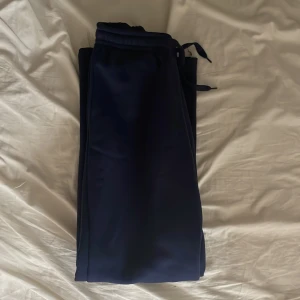 Mjukisbyxor - Säljer ett par marin blåa mjukisbyxor ifrån Gina tricot i storlek XS. Byxorna är i straight modell och är low waist. Är använda 2 gånger då dem är för små💕