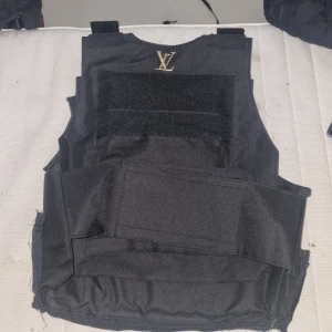 Skottsäker väst - Här har vi en skottsäker väst i Louis vuitton material! Västen är extremt knivsäker och bra den håller starkast på baksidan där säkert ingen slags kniv kan gå igenom. Västen är extra dyr eftersom den är extremt bra den är bra kvalité, skick allt dedär, den är en extra bra väst av modellen och finns i alla storlekar eftersom de är en skottsäker väst, och den är I märket LV!!!