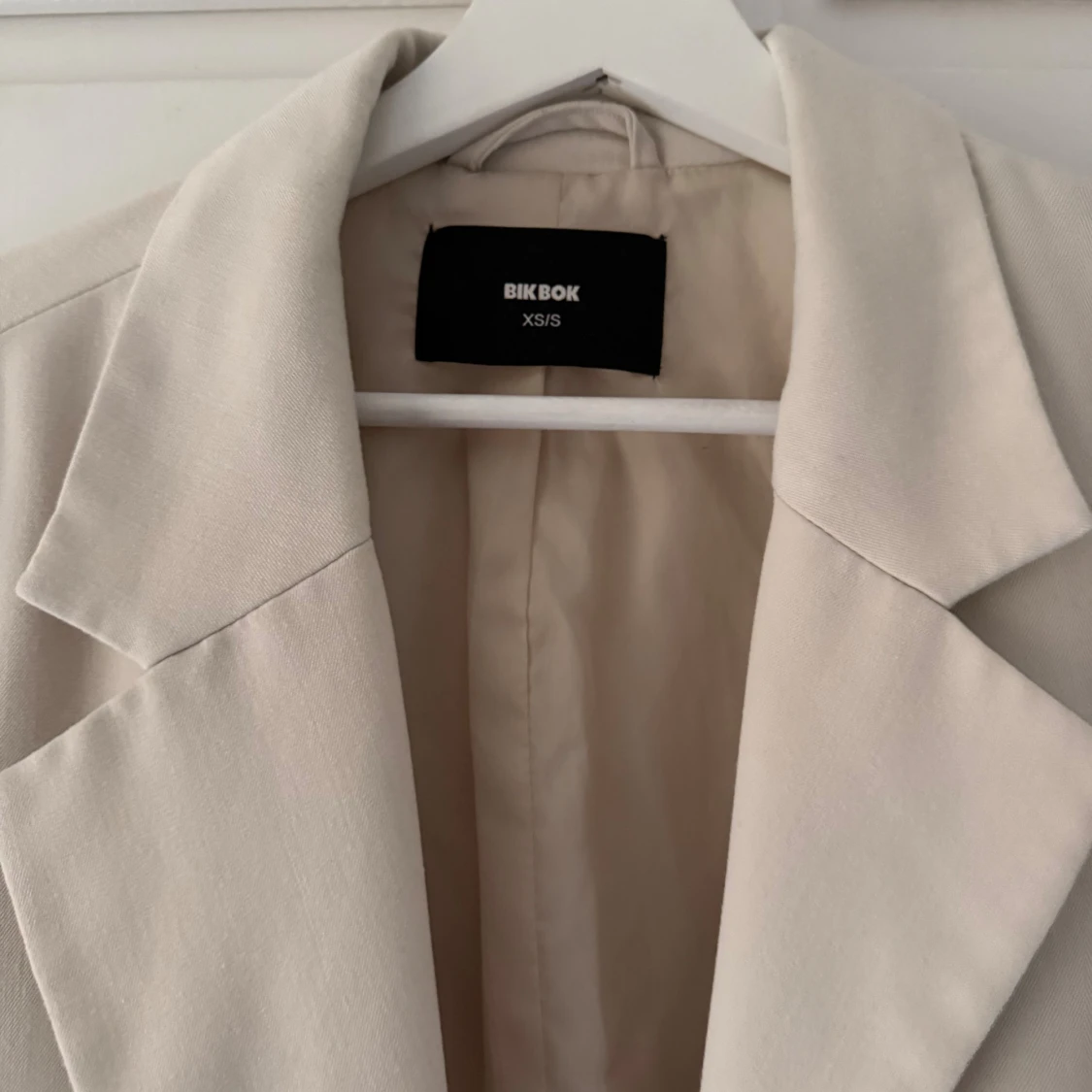 Beige kavaj från bikbok - 1