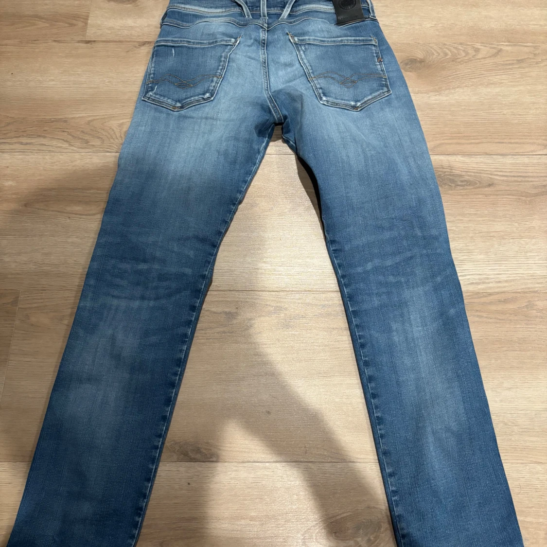 Blå slitna jeans från Replay - 2