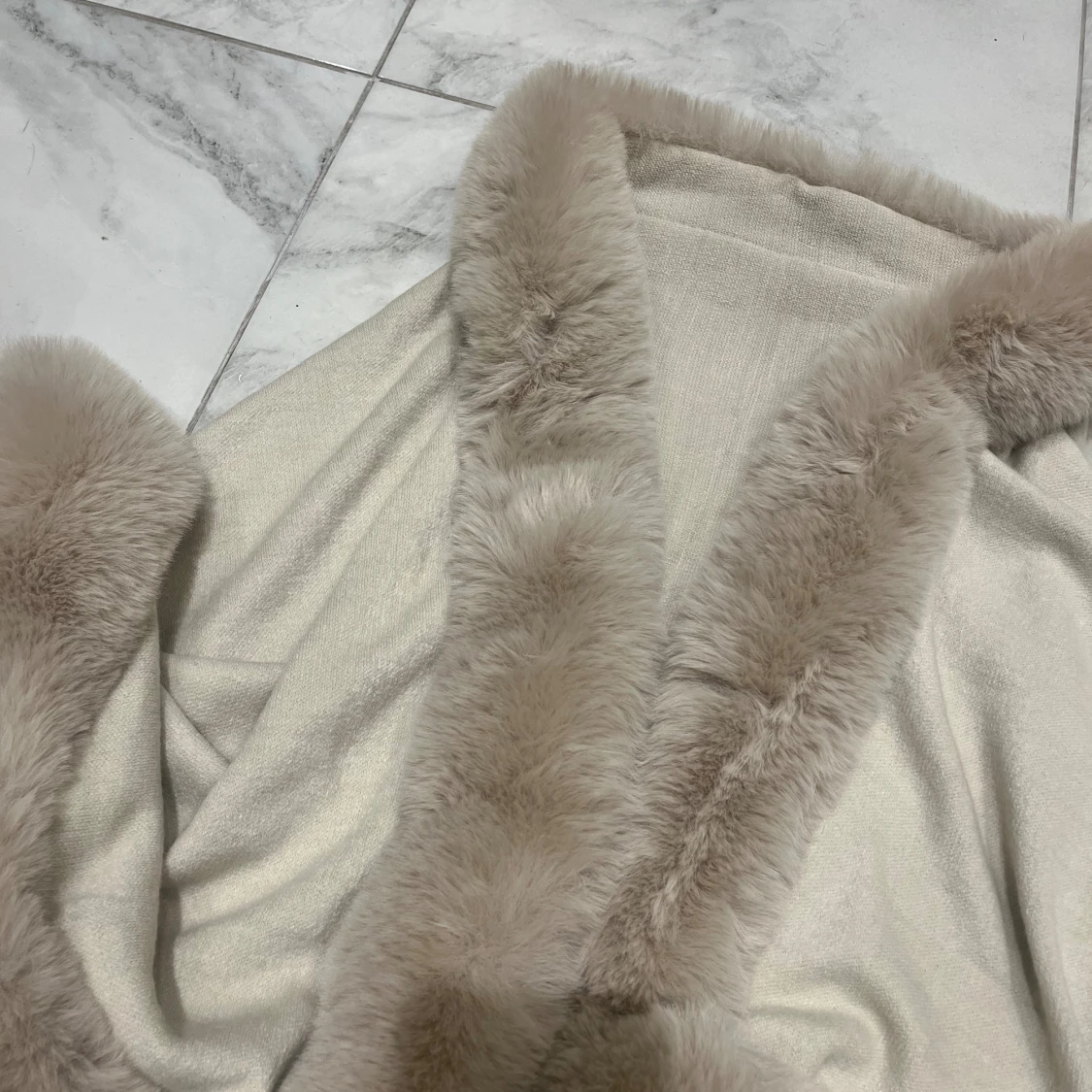 Beige pälsväst med fluffiga kanter - 1