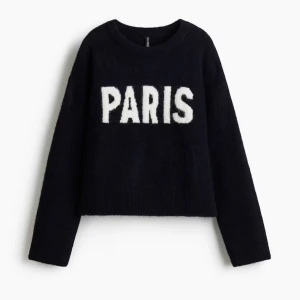 Mörkblå stickad tröja med PARIS-tryck - Mysig stickad tröja från h&m med stor text på där de står Paris. Knappt använt och säljer för jag inte använder den💞