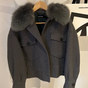 Grå kappa från Meotine - Super fin jacka men använd, lite nopprig och nån tråd som hänger. Men kan försöka fixa till lite vid köp. Men fortfarande fin på och perfekt till hösten. Stl xs/s