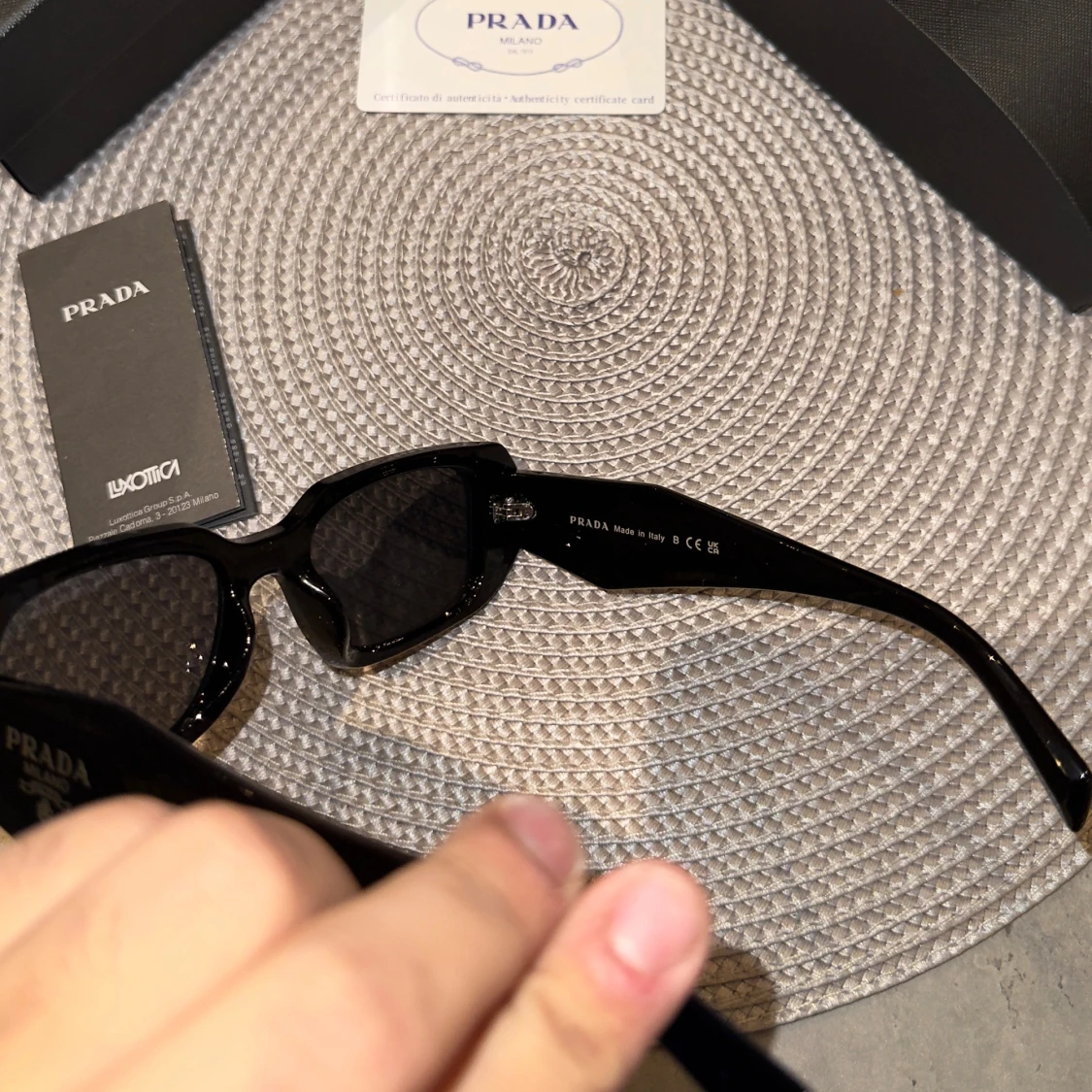 Svarta solglasögon från Prada - 4