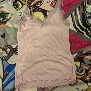 Ljusrosa spetslinne - Sött ljusrosa spetslinne från new yorker i storlek XS. Skriv om ni har frågor! Priset kan diskuteras och jag kan gärna mötas upp!