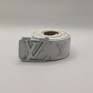 Lv Bälte - Hejsan, säljer ett helt nytt bälte aldrig tidigare använd. Storlek 110cm. Postar alltid inom 24h efter köpet. Skriv gärna om du har fler frågor.