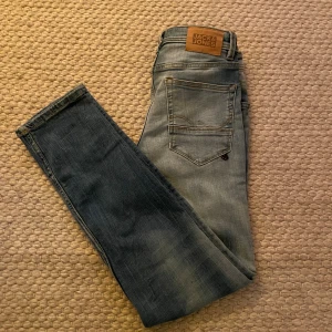 Jack & Jones jeans - Tja, säljer dessa Jack & Jones jeans i nytt skick. Storleken är 158 och passar perfekt för dig som är 158-168. Nypris på dessa ligger runt 700 och mitt pris är 399. Om ni har frågor eller funderingar är det bara att höra av sig 🤩🙌