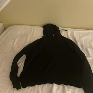 Svart hoodie från H&M Divided M - Svart hoodie från H&M Divided i storlek M. Tröjan har huva med snörning och trycket 'original' på bröstet. Klassisk och enkel design med långa ärmar och mjukt material som passar perfekt för chill dagar.