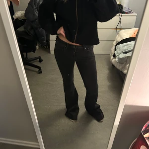 Jeans weekday  - Jeans från weekday i strl 26/34, lite slitna nere vid fötterna annars bra! Låfmidjade och i modellen flame💕