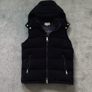 Dunväst - Säljer en Dunväst från PHILIPPE i en marinblå färg | Perfket nu i höst | Bra skick förutom att vänstra fickan gått upp lite inuti men inget man ser varken på utsidan eller insidan | Storlen S passar XS | Killen på bilden är 175 | Kom privat för fler bilder eventuellt frågor angående västen, mvh Max 👊🏼