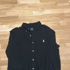Svart skjorta från Polo Ralph Lauren - Svart långärmad skjorta från Polo Ralph Lauren. Skick 9/10 skriv vid frågor/funderingar