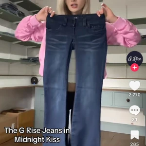G Rise Midnight Kiss jeans med stjärnor - Snygga mörkblå jeans från G Rise i modellen Midnight Kiss. Säljer då jag tycker dem är försmå på mig i st xs tall. Bild fyra visar hur jag trampat upp byxorna där bak och klippt bort lite, inget som syns när man använder dem. Som referens har jag st 26 i midjan och är 176cm lång❤️köpte för 1300 + tull och frakt på 200kr