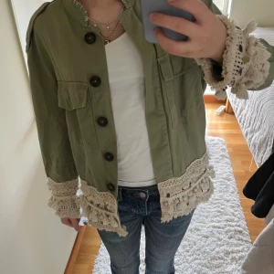 Grön jacka - Jättefin kahki grön jacka från Zara med frans detaljer!
