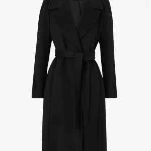 Svart kappa från Lauren Ralph Lauren - Snygg svart kappa från Lauren Ralph Lauren i kashmirblandning. Klassisk lång modell med breda slag, bälte i midjan och stora fickor. Liningen på insidan är lagad från tidigare hål, se bild. Annars fint skick.