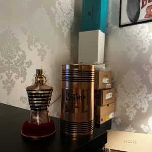 Jean Paul Gaultier Le Male Elixir - Jean Paul Gaultier Le Male Elixir, ungefär 90ml kvar. En ikonisk parfym med unik design, perfekt för dig som vill sticka ut. Tillverkad i Spanien. Snygg burk och flaska – en klassiker för din samling.