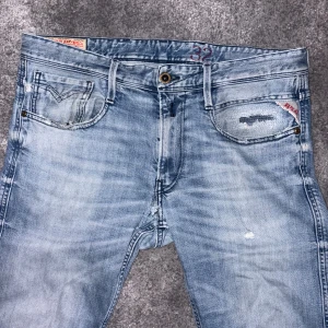 Replay jeans  - Säljer ett par riktigt snygga jeans från Replay! Nypris 1599!