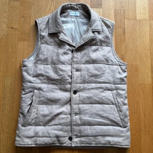 These Glory Days Väst - Super fint skick | knappt använd | stilren | sköna detaljer | priset är inte hugget i sten 🪨🗡️🏇🏌️