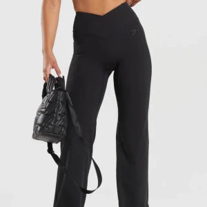 Gymshark Crossover Flared Leggings - Oanvända byxor från Gymshark. Storlek S. Nypris 549kr