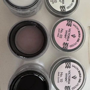Victoria Vynn gelé för naglar/100kr alla  - Bygggelé för naglar i färgerna Soft Pink och Pink Glass från Victoria Vynn. Kommer i små runda burkar med skruvlock. Perfekt för att skapa snygga och hållbara naglar med salongskänsla hemma.
