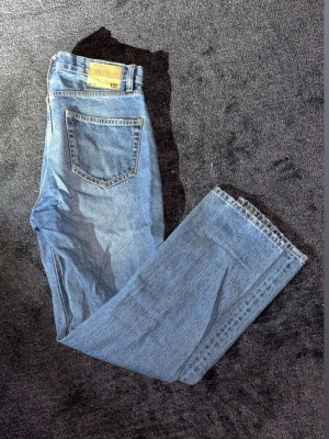 Levi's 517 ljusblå jeans - Säljer ett par klassiska Levi's 517 jeans i ljusblå tvätt. Modellen har raka ben och fem fickor, med Levi's patch bak i midjan. Jeansen är tillverkade i slitstarkt denim och har en tidlös look som funkar till det mesta. Perfekt passform för dig som gillar lite retrostil.