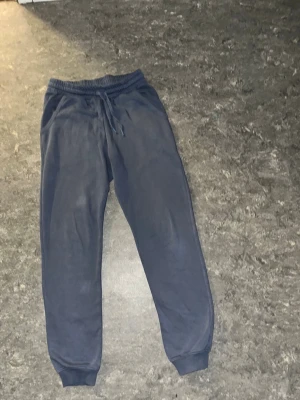 Mjukisbyxa  - Det är en mjukisbyxa med storleken 170 cm. Den är väldigt skön.