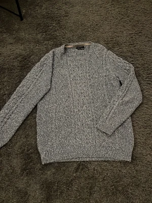 Massimo Dutti stickad tröja  - Kabelstickad crewneck från Massimo dutti. Väldigt bra passform. Bra skick. Står ingen storlek men den passar  M 