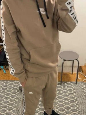 Nike tracksuit - Knappt använd Nike tracksuit i storlek S. Pris kan diskuteras.